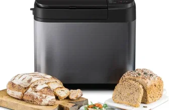 Panasonic Brotbackautomat in Grau mit Laib Brot auf Holzbrett und Vollkornbrot auf Teller