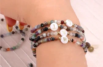 Mehrfach-Perlenarmband mit Natursteinen und Buchstabenperlen L, V, W am Handgelenk