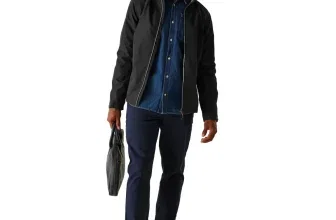 Modell trägt schwarze Regatta Herren Shell-Jacke mit Jeanshemd und dunkler Hose