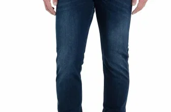 Dunkelblaue Herrenjeans im Slim-Fit-Schnitt mit weißen Sneakern und Detailansicht der Gesäßtasche