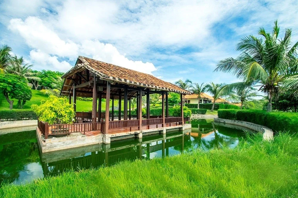 Boot in der Halong-Bucht vor der markanten Felslandschaft Vietnams