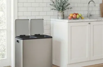 Edelstahl-Tretmülleimer mit zwei Fächern und geöffneten Deckeln in einer modernen weißen Küche