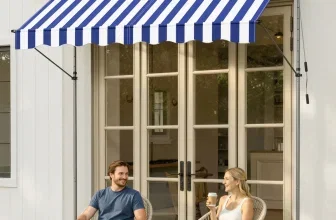 Songmics Klemmmarkise in Blau-Weiß über einer Terrasse mit zwei Personen in Gartenstühlen