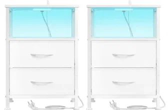 Zwei weiße Nachttische mit zwei Schubladen und blau leuchtender Glasrückwand, jeweils mit Stromkabel und Stecker.