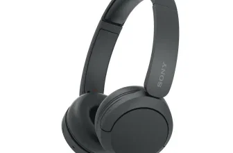 Schwarze Sony On-Ear-Kopfhörer mit Kopfbügel und Ohrmuscheln auf weißem Hintergrund