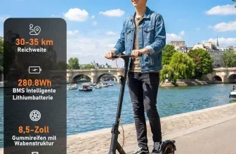 Mann auf Todimart E-Scooter mit Text zu Reichweite und Batterie