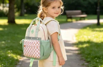 Mädchen im Park mit Sisipoet Kinderrucksack in Beige und Mintgrün mit kariertem Fach