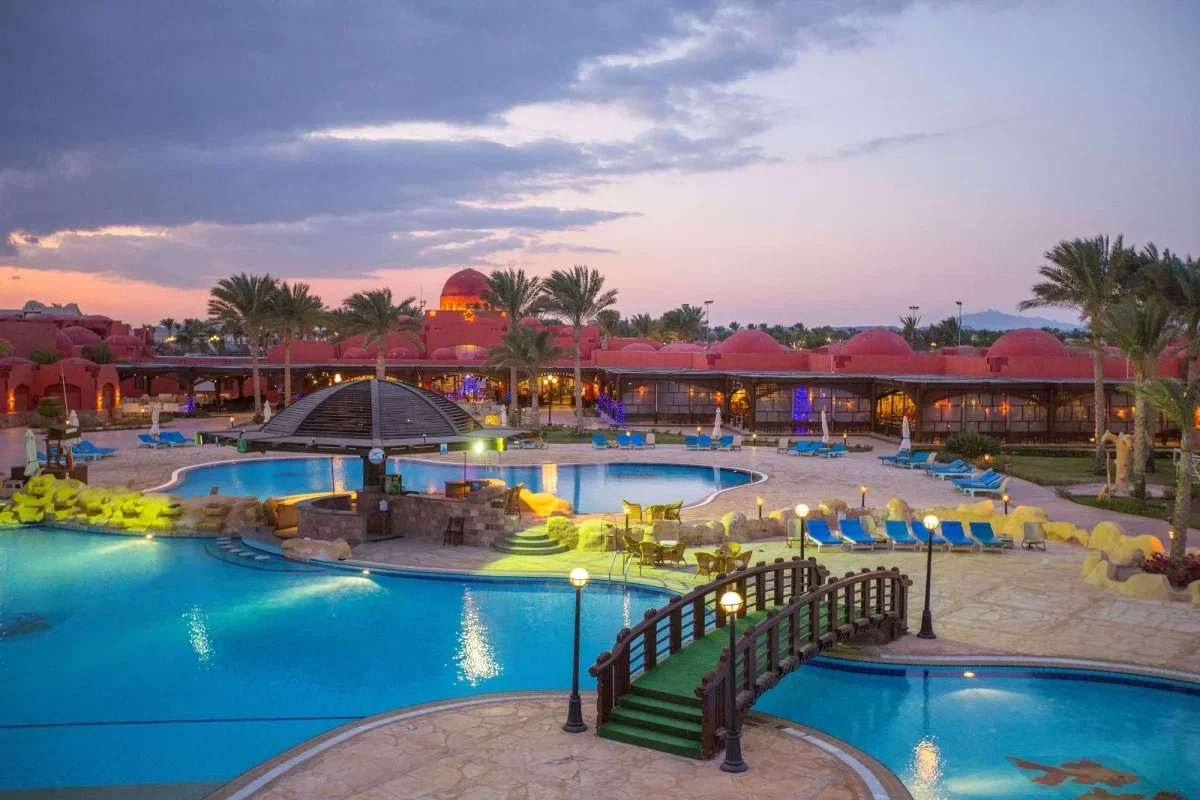 Ruhiger Sandstrand am Roten Meer in Marsa Alam