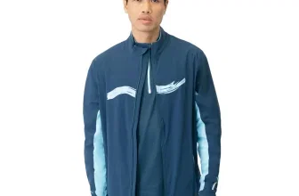 Mann in blauer TAO Laufjacke mit hellblauen Seiteneinsätzen und weißen Brustdetails