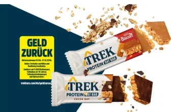 Zwei Trek Protein Oat Bars mit Haferflocken und Schokolade vor dunkelblauem Hintergrund mit gelbem Geld-zurück-Logo