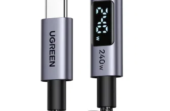 UGREEN USB-C Kabel mit grauen Steckern, digitaler Wattanzeige und geflochtenem schwarzen Kabel.