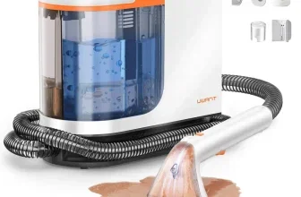 UWANT Teppichreiniger B200 SE mit blauem Wassertank, Schlauch und Düsenaufsatz neben brauner Flüssigkeit