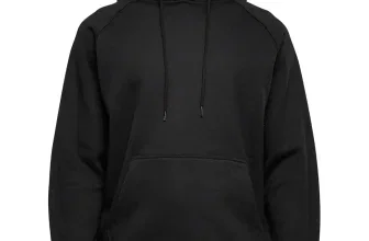Model trägt schwarzen Urban Classics Blank Hoody mit Kapuze und Kängurutasche vor weißem Hintergrund