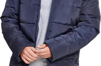 Model trägt blaue Herren-Pufferjacke mit Kapuze und grauem Pullover