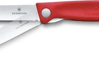 Rotes Victorinox Faltmesser mit zwei ausgeklappten Klingen auf weißem Hintergrund