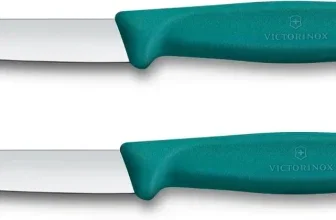 Zwei Victorinox Küchenmesser mit grünen Griffen und silbernen Klingen auf weißem Hintergrund