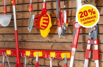 Rote und gelbe WOLF-Garten-Tools an einer Holzwand mit Aufkleber '20 % CASHBACK sichern!'