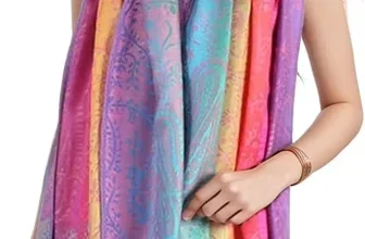 Model trägt bunten Jacquard-Schal mit Quasten und Paisley-Muster