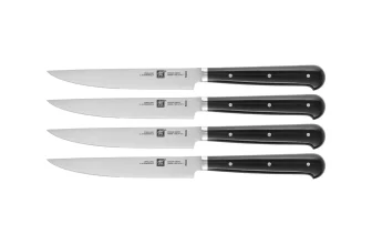Vier Zwilling Steakmesser mit schwarzen Griffen und silbernen Klingen auf weißem Hintergrund