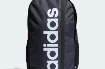 Dunkelblauer adidas Rucksack mit großem weißen Schriftzug und seitlicher Mesh-Tasche