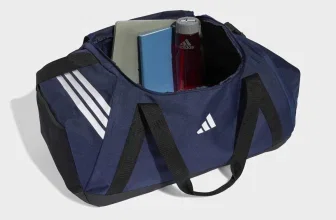 Adidas Tiro Duffel Bag in Navy Blue, geöffnet mit Laptop und roter Flasche im Inneren