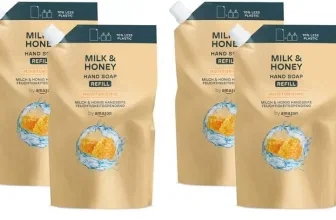 Beutel der Amazon Milch & Honig Handseife mit Aufdruck '70% Less Plastic' und Honigwaben-Motiv