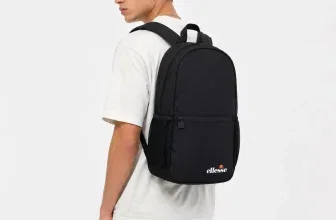 Model trägt schwarzen Ellesse Amalfi Rucksack mit weißem Logo