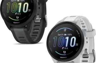 Zwei Garmin Forerunner 165 Smartwatches in Schwarz und Weiß mit aktivem Display und Zeitangabe