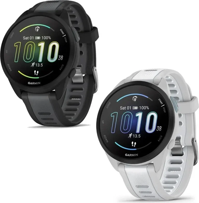 Zwei Garmin Forerunner 165 Smartwatches in Schwarz und Weiß mit aktivem Display und Zeitangabe