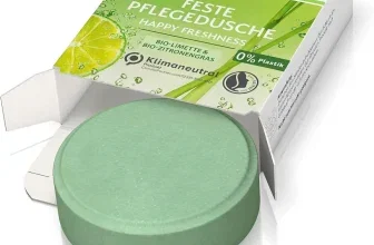 Grüne Lavera Feste Pflegedusche Happy Freshness vor weißer Verpackung mit Limettenmotiv