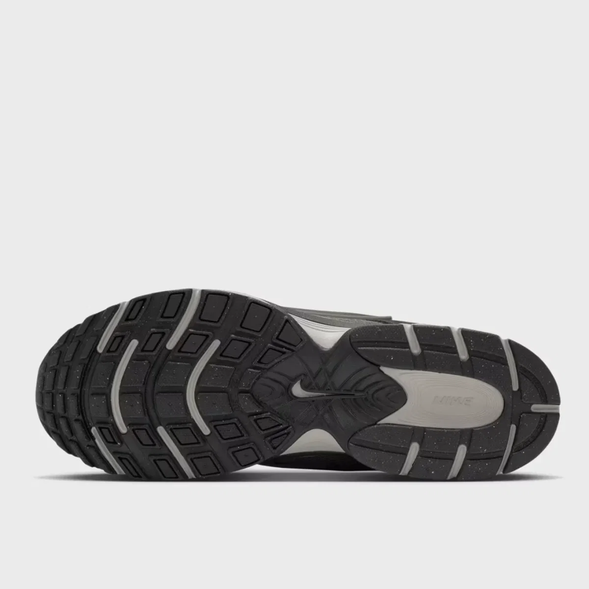 Nike V5 RNR Suede Retro Sneaker mit mehrlagigem Obermaterial