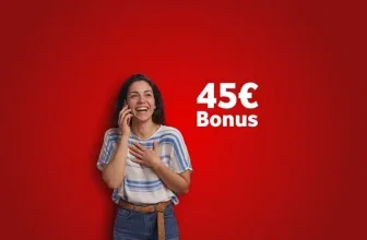 Lachende Frau am Handy vor rotem Hintergrund mit Text 45€ Bonus
