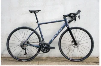 Dunkelblaues Ridley Grifn A 105 Rennrad mit Diamantrahmen und Shimano RS171 Laufrädern
