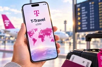 Smartphone mit digitaler Reise-eSIM von T-Travel vor einem Flughafen mit Reisekoffer