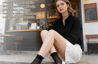 Model trägt schwarze Netzsocken mit Rüschen und weißen Loafers vor Café