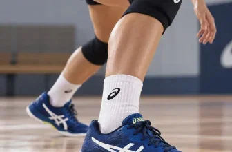 Sportlerin in blauen ASICS Hallenschuhen und Kniebandagen auf einem Holzboden
