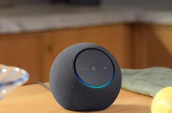 Grauer Amazon Echo Dot Max auf Holztisch mit blauem Licht und Feature-Icons