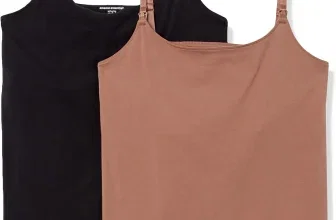 Zwei Amazon Essentials Unterhemden in Schwarz und Taupe mit verstellbaren Trägern auf weißem Hintergrund.
