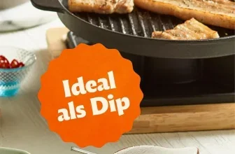 Gegrilltes Fleisch und Gemüse auf einer Platte, daneben eine Schale mit roter Paste und ein orangefarbenes Etikett mit dem Text Ideal als Dip.