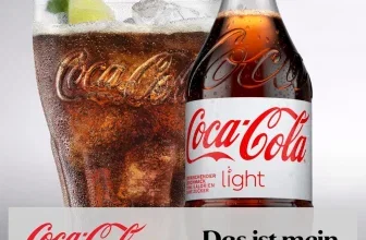 Coca-Cola Light Flasche neben einem Glas mit Eiswürfeln und Limettenscheibe