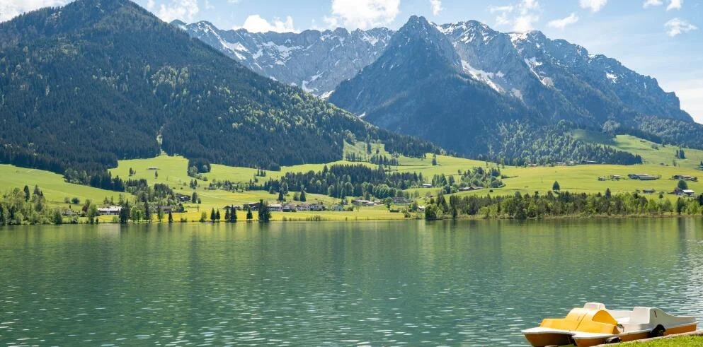 Wellnessbereich im Das Walchsee Aktivresort mit Pool und Bergpanorama