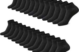 Zwölf schwarze Sneaker-Socken in zwei Reihen auf weißem Hintergrund