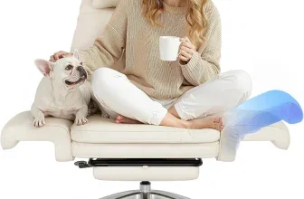 Frau mit Hund auf beigem Flexispot-Bürostuhl mit ausziehbarer Fußstütze und blauem Grafik-Overlay