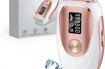 IPL-Haarentfernungsgerät in Weiß und Roségold mit Display und Verpackung, daneben liegen Eiswürfel.