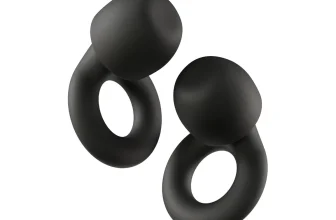 Schwarze Loop Quiet 2 Ohrstöpsel mit ringförmigem Griff auf weißem Hintergrund
