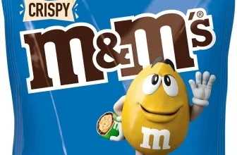Blauer M&M's Crispy Beutel (128g) mit gelbem Maskottchen und bunten Schokolinsen
