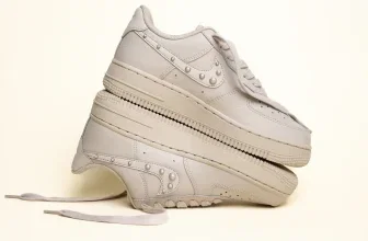 Nike WMNS Air Force 1 '07 Cream II Damen-Sneaker in Beige mit Metallic-Silver- und White-Akzenten