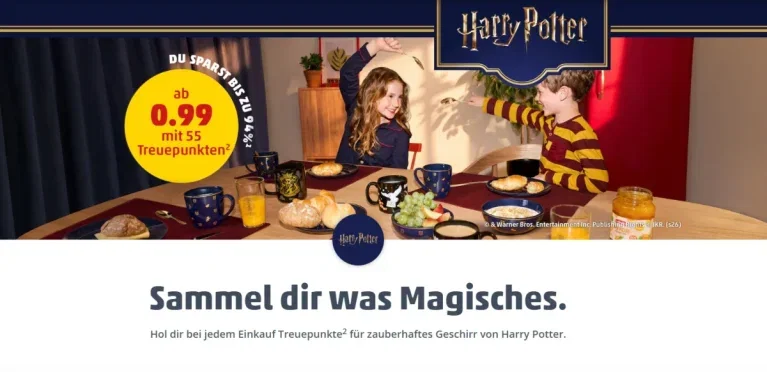 Harry-Potter-Treueprämien bei PENNY 2026 mit dunkelblauem Geschirr, goldenen Hogwarts-Motiven und Magic Mug