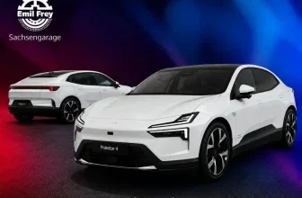 Zwei weiße Polestar 4 Fahrzeuge vor blau-rotem Hintergrund mit Emil Frey Logo und Webadresse