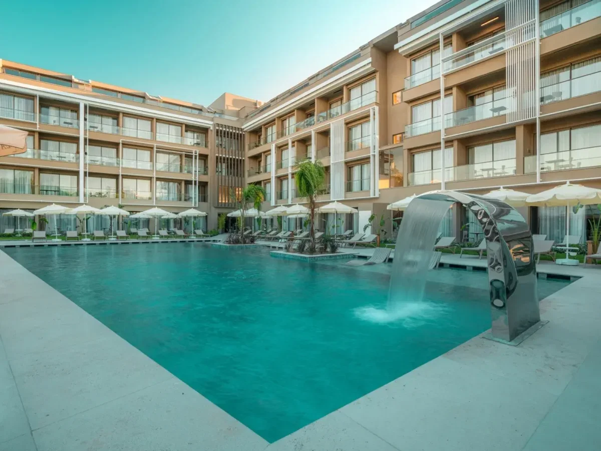 Pool bei Sonnenuntergang als Motiv für einen Türkei-Urlaub in Side